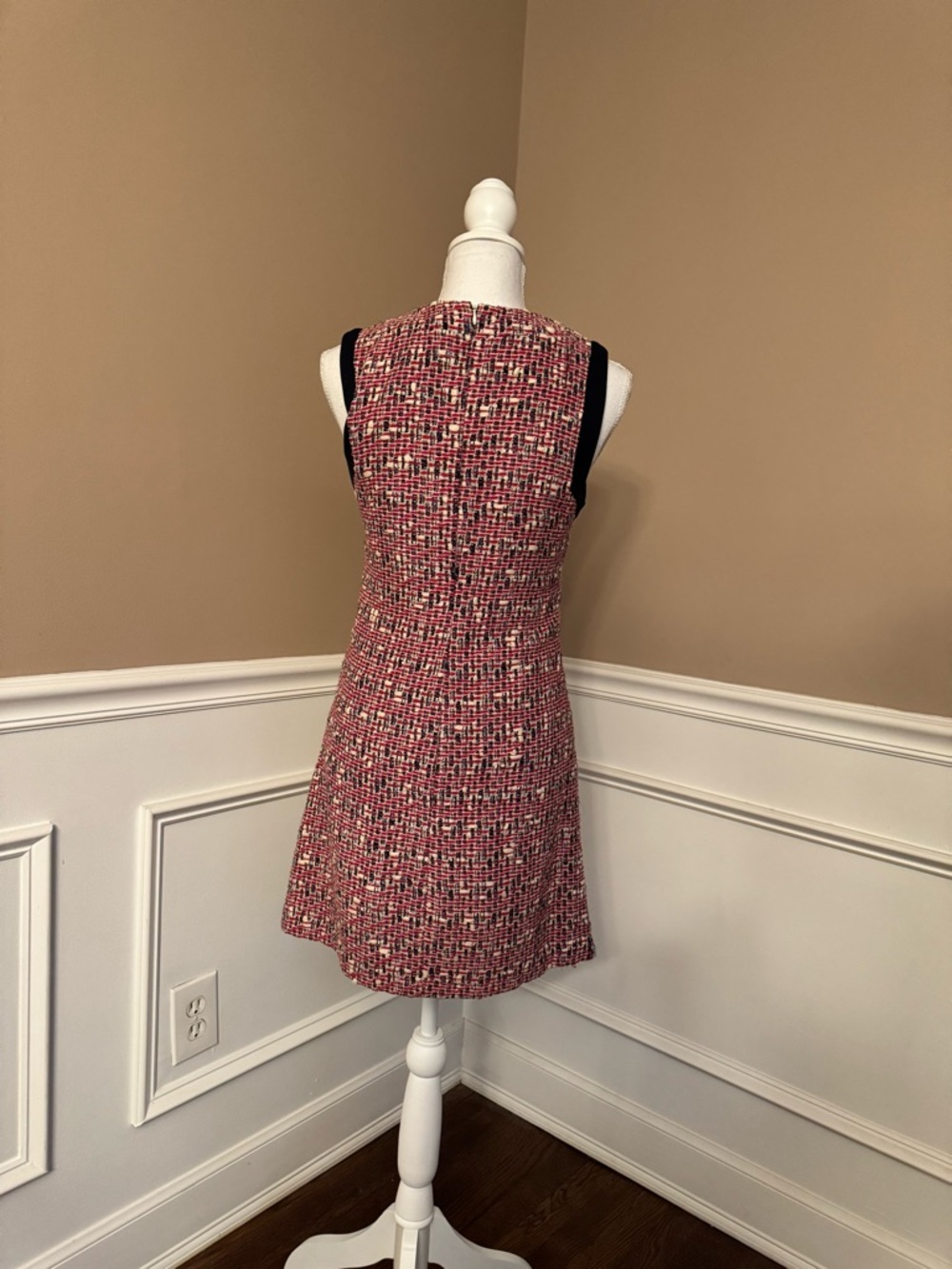 Vintage Sleeveless Pink Tweed Mini Dress with Black Accent Pockets - Picture 3 of 8